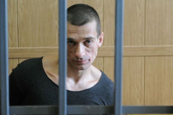 <br />
Подругу Павленского арестовали во Франции вслед за ним<br />
