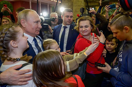 Путин пообщался с детьми в парке "Остров мечты"<br />
          