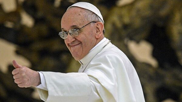 <br />
Папа Римский вышел к верующим после новостей о загадочном недомогании<br />
